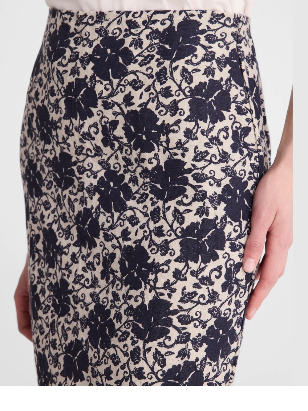 Madewell Pull-On Midi Skirt in Floral-Print Linen - Picture 3 of 7